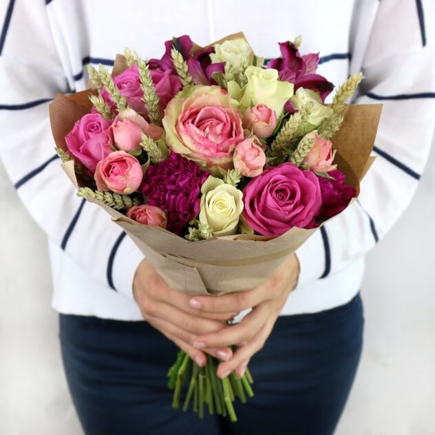 Букеты из разноцветных роз — лучший способ борьбы с хандрой! | Flowwow
