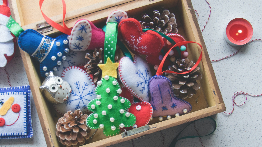 Новогодние игрушки из ткани своими руками — 42 праздничных фотографии