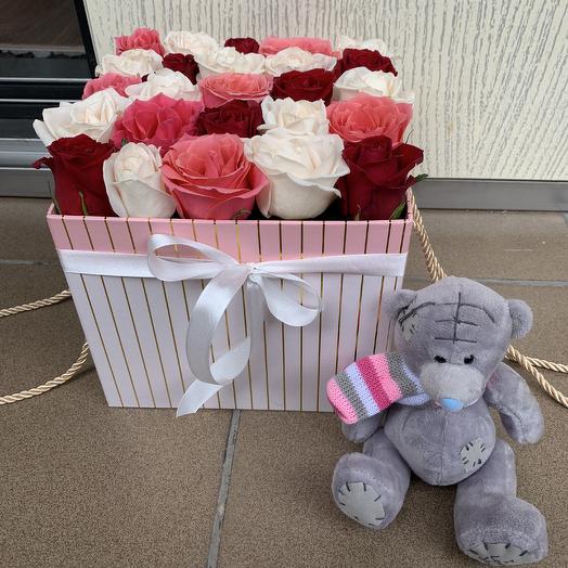Коробка с розами и игрушкой