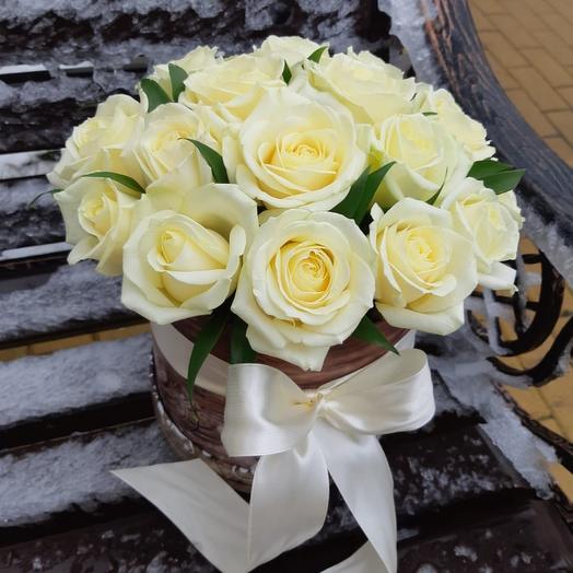 Цилиндр с белыми розами
